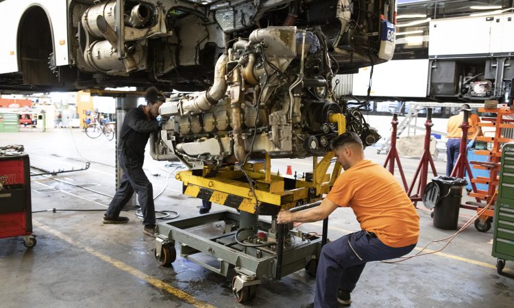 Extraire le moteur d’un autobus et lui donner un second souffle